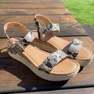 Express snake sprint, platform sandals. Gold white and tan. Size 8